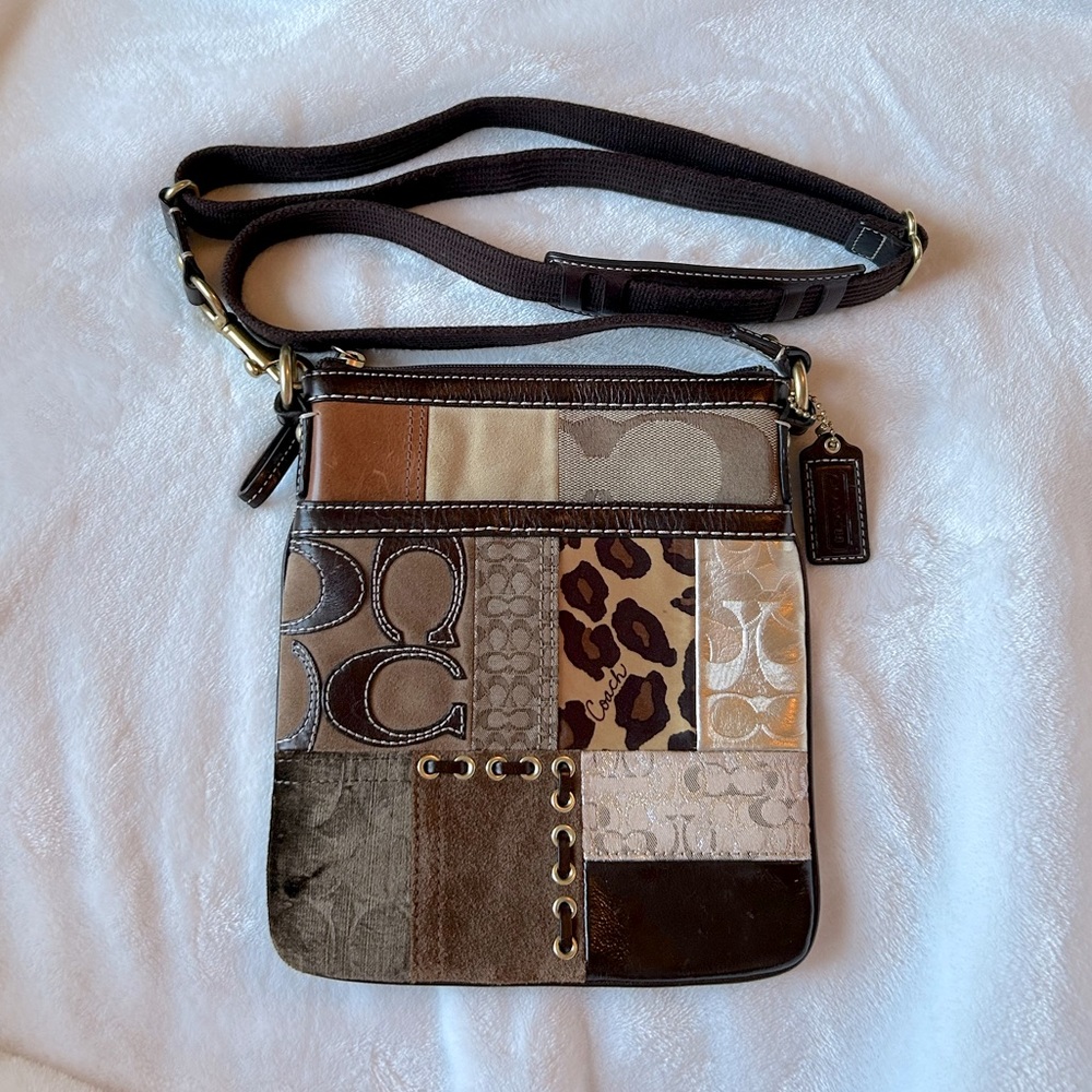 🎉HP🎉 EUC Coach 40915 vintage Y2K patchwork messenger crossbody swing pack bag